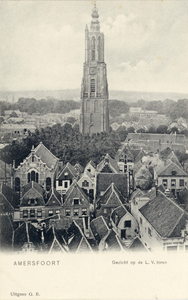 13131 Overzicht van het zuidwestelijke gedeelte van de binnenstad van Amersfoort vanaf de toren van de St.-Joriskerk ...
